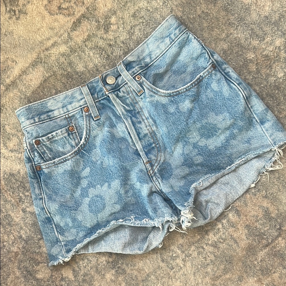 Levi's unique floral 501 Blue Denim Cutoff Shorts - Picture 6 of 6